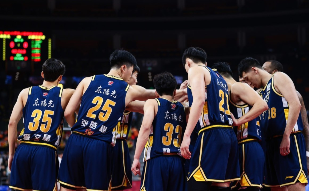 法甲转会期走向成谜，深圳男篮迎来里程碑，压力陡增，临场指挥获称赞